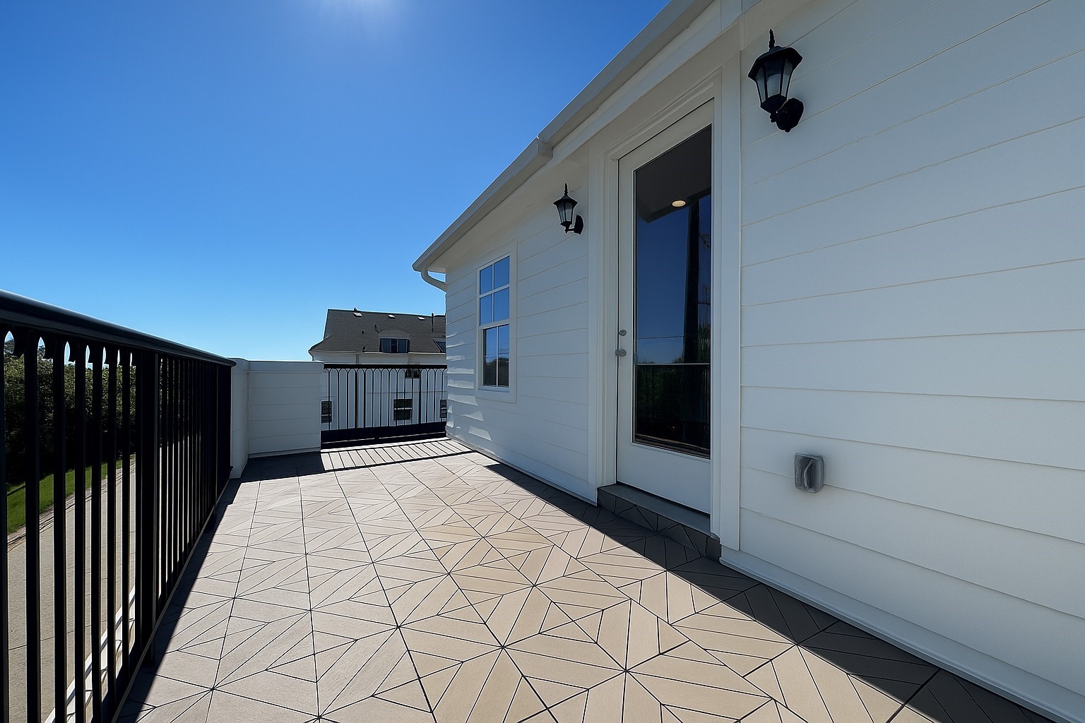 739 Bringhurst Street Houston, TX 77020 - Photo 6 of 15 Spacious rooftop terrace! Plenty of room for a table, chairs, BBQ grill, and potted plants!