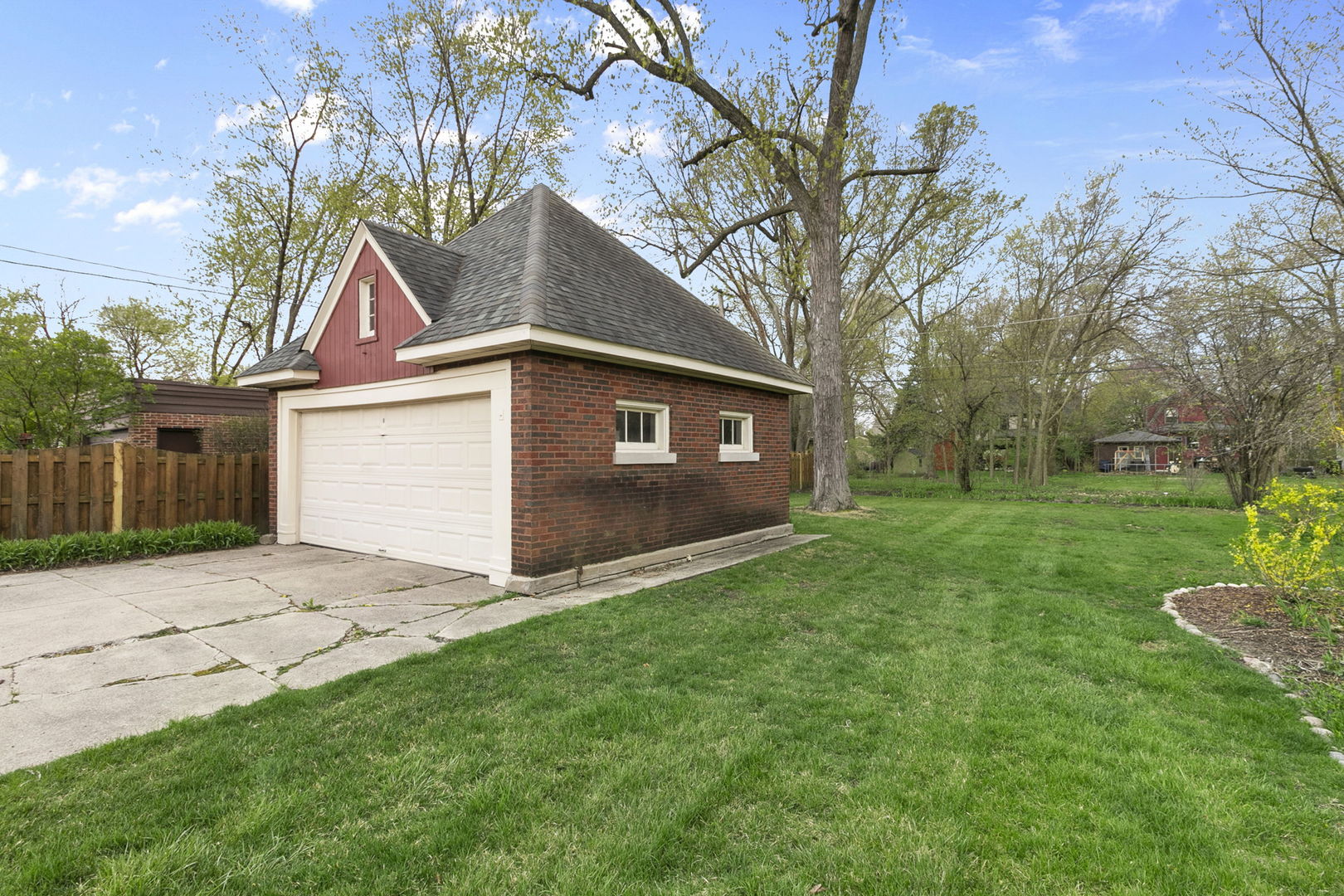 260 Bartram Road Riverside, IL 60546 - Photo 23 of 36 a backyard of a house with lots of green space