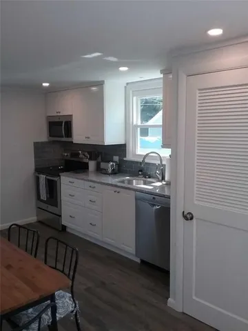 $2,500 | 97 Center Avenue, Middletown, RI 02842