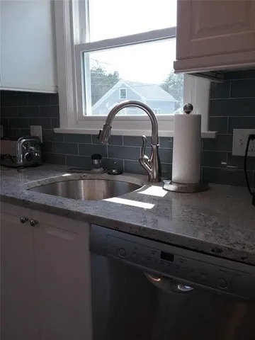 $2,500 | 97 Center Avenue, Middletown, RI 02842