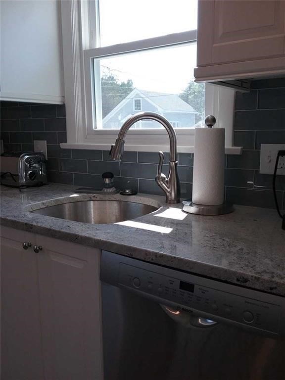 97 Center Avenue Middletown, RI 02842 - Photo 6 of 13