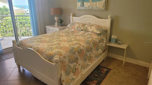 a view of entryway and hall