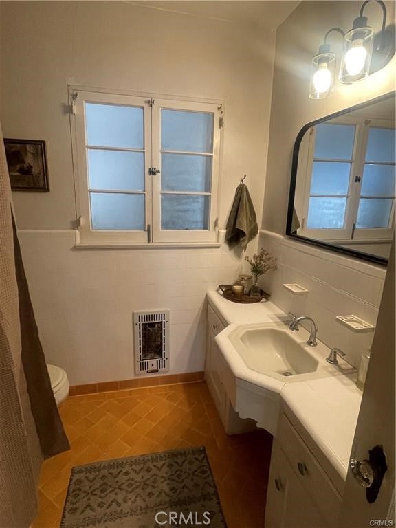 4586 Sunnyside Drive Riverside, CA 92506 - Photo 19 of 36 Main bathroom with shower/tub
