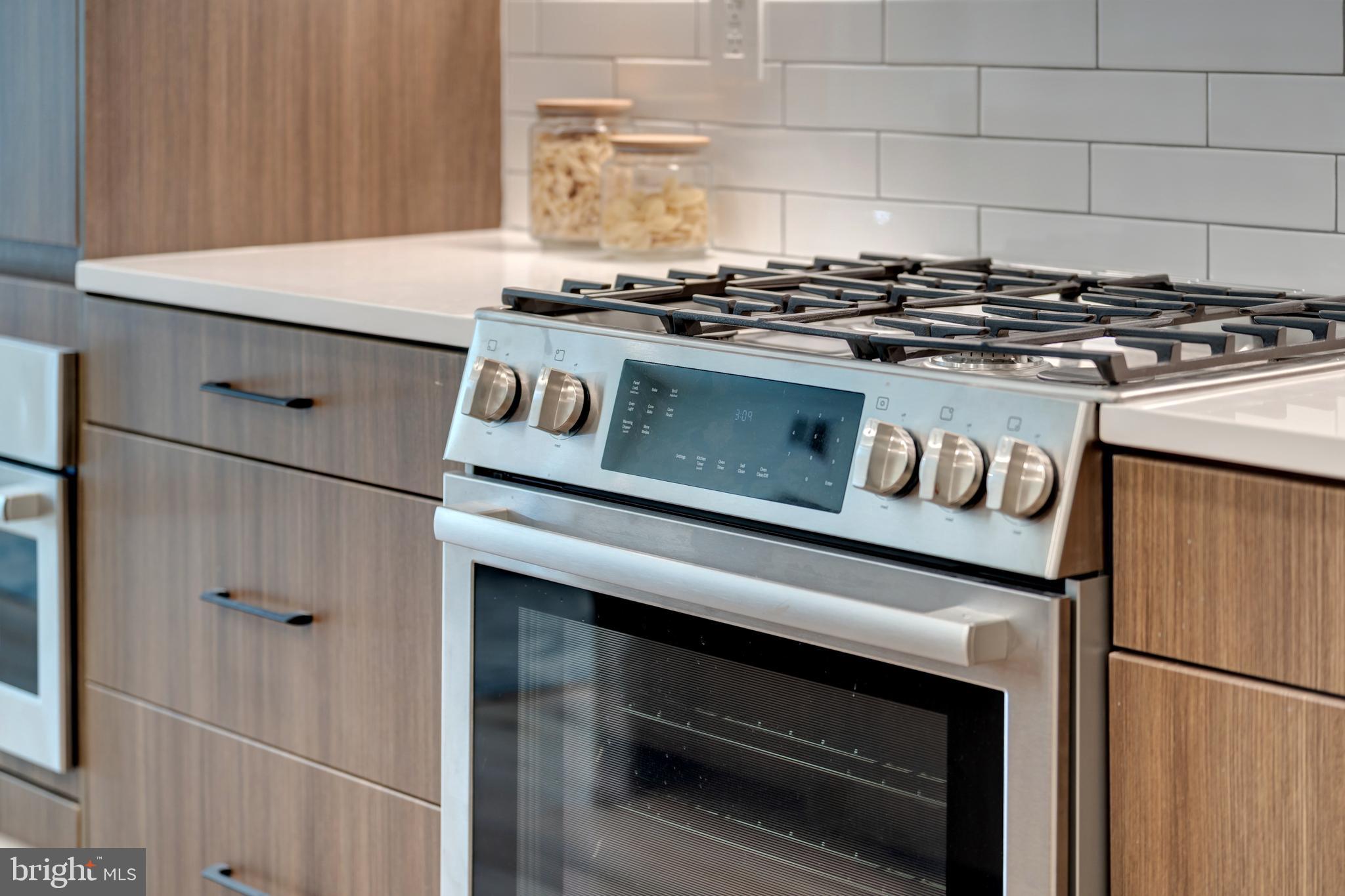 440 R Street Northwest, Unit 4 Washington, DC 20001 - Photo 10 of 24 Luxe Bosch gas range