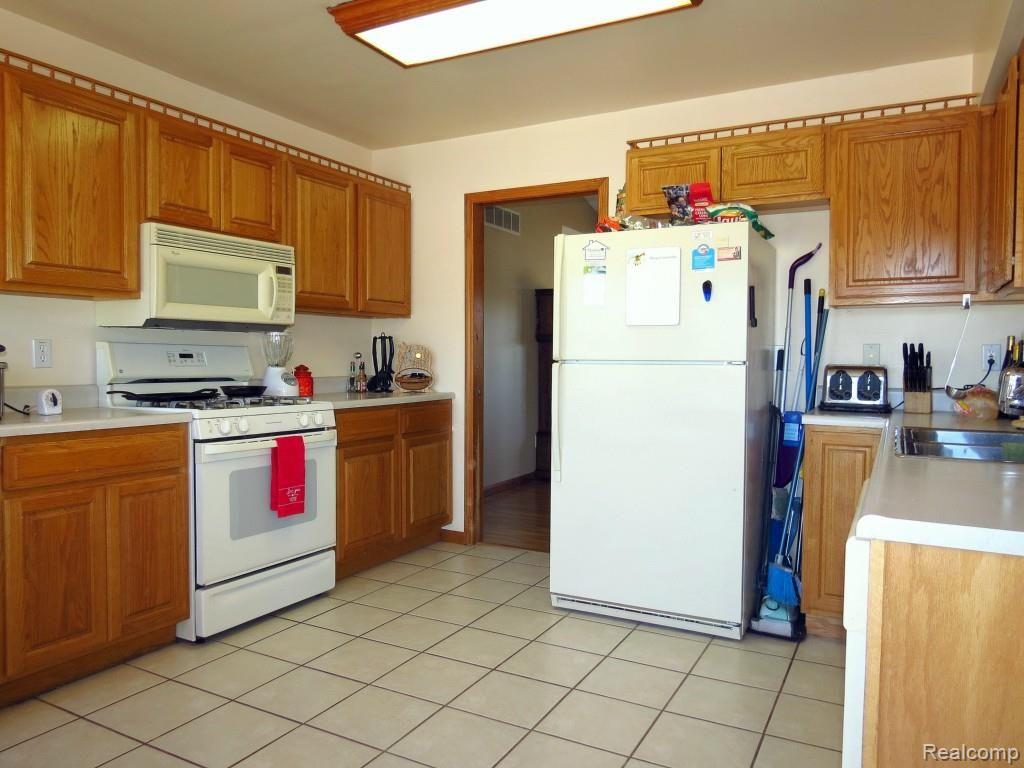 9190 North Dixboro Road South Lyon, MI 48178 - Photo 8 of 27 8.JPG