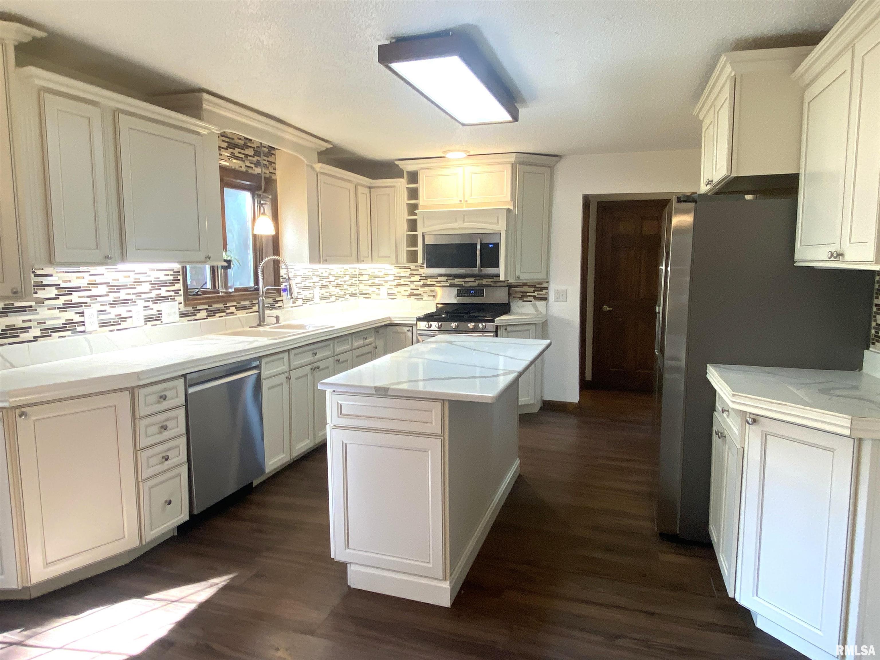 3912 West Bluffs Road Springfield, IL 62711 - Photo 4 of 44 Gallery Image 4