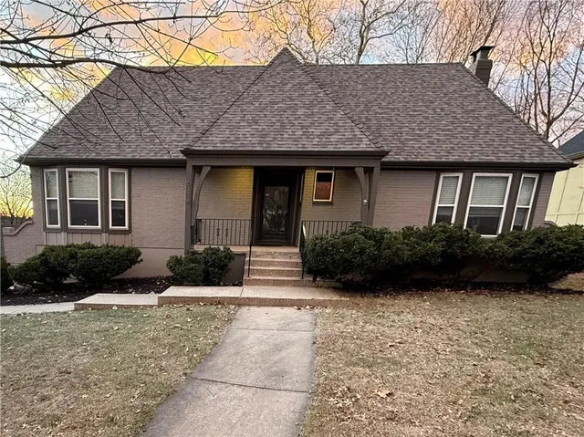 $400,000 | 6114 Greenwood Street, Shawnee, KS 66216