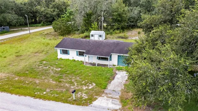 a view of a house with a yard