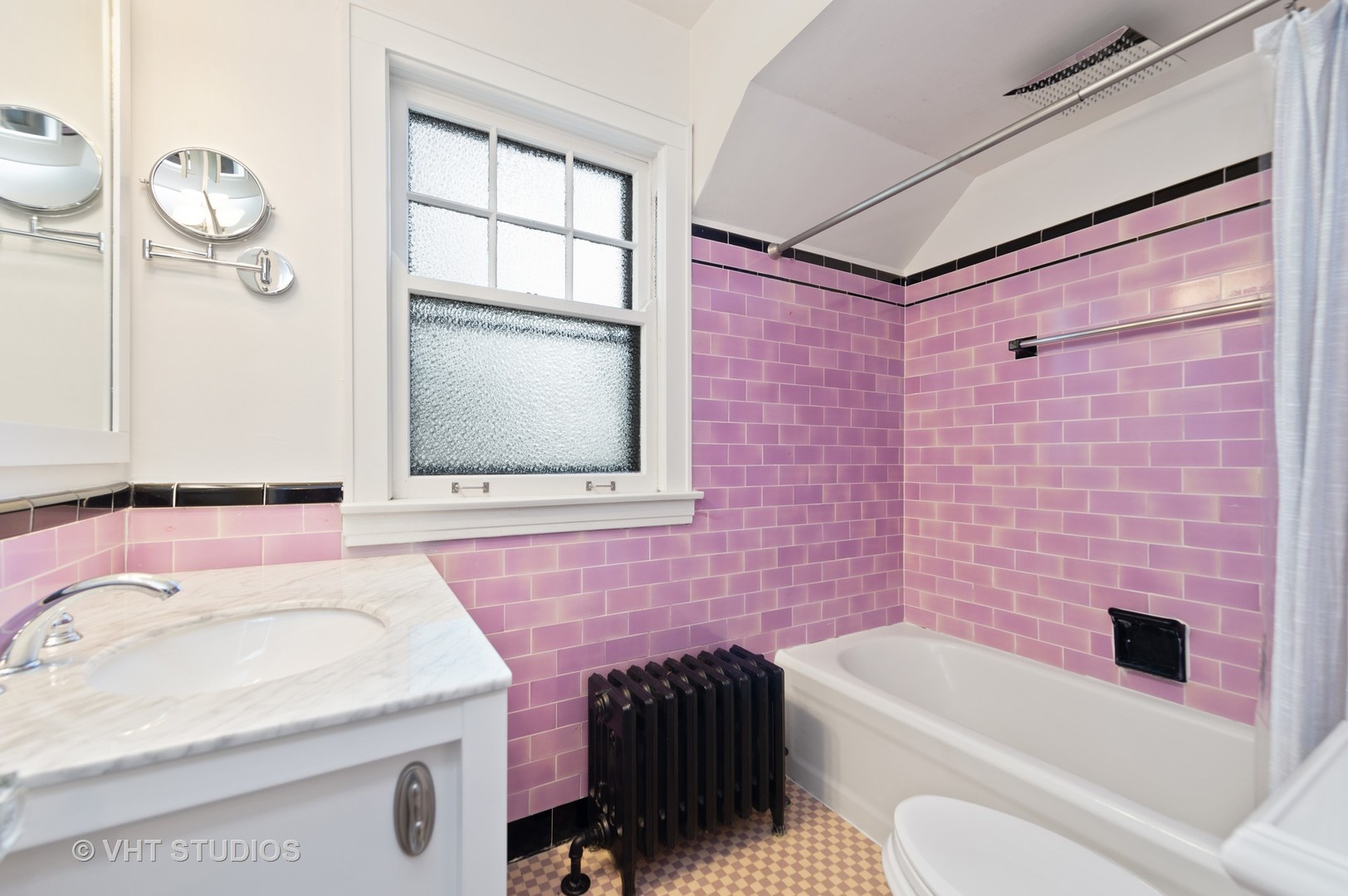510 Berkeley Road Riverside, IL 60546 - Photo 20 of 30 a bathroom with a sink a toilet and bathtub