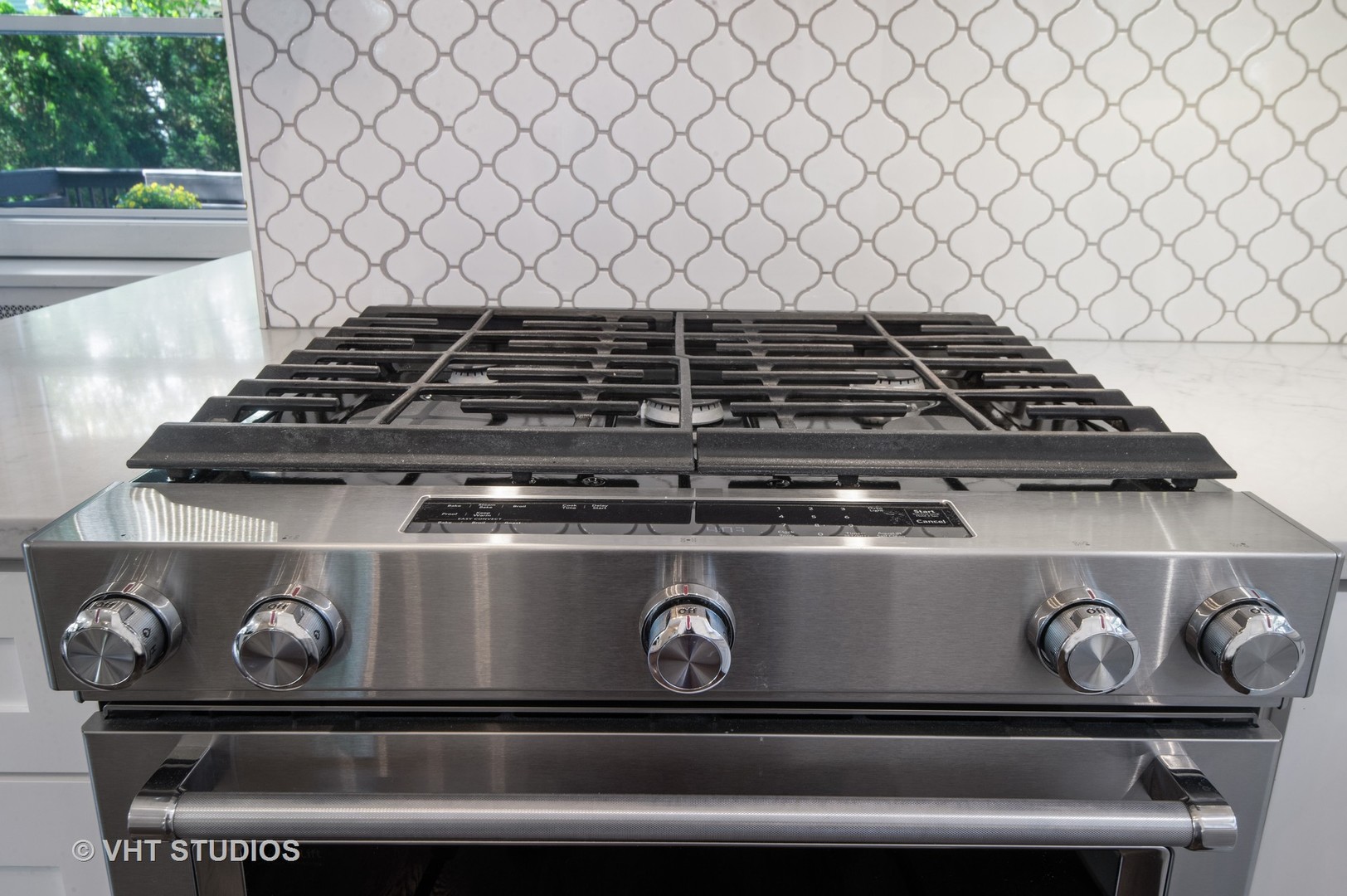 510 Berkeley Road Riverside, IL 60546 - Photo 10 of 30 a close view of stove top oven