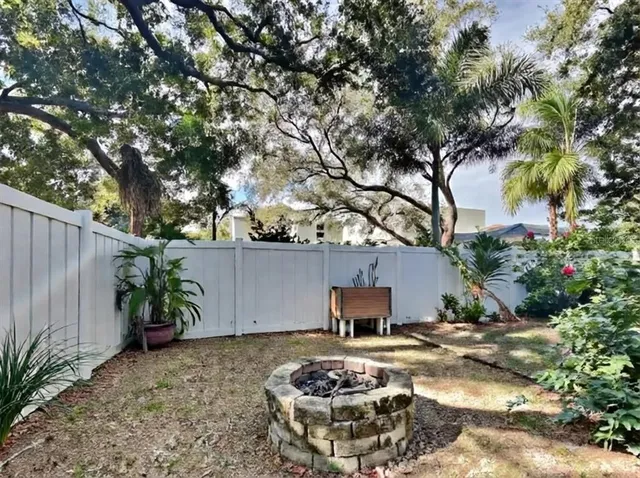 a view of a backyard