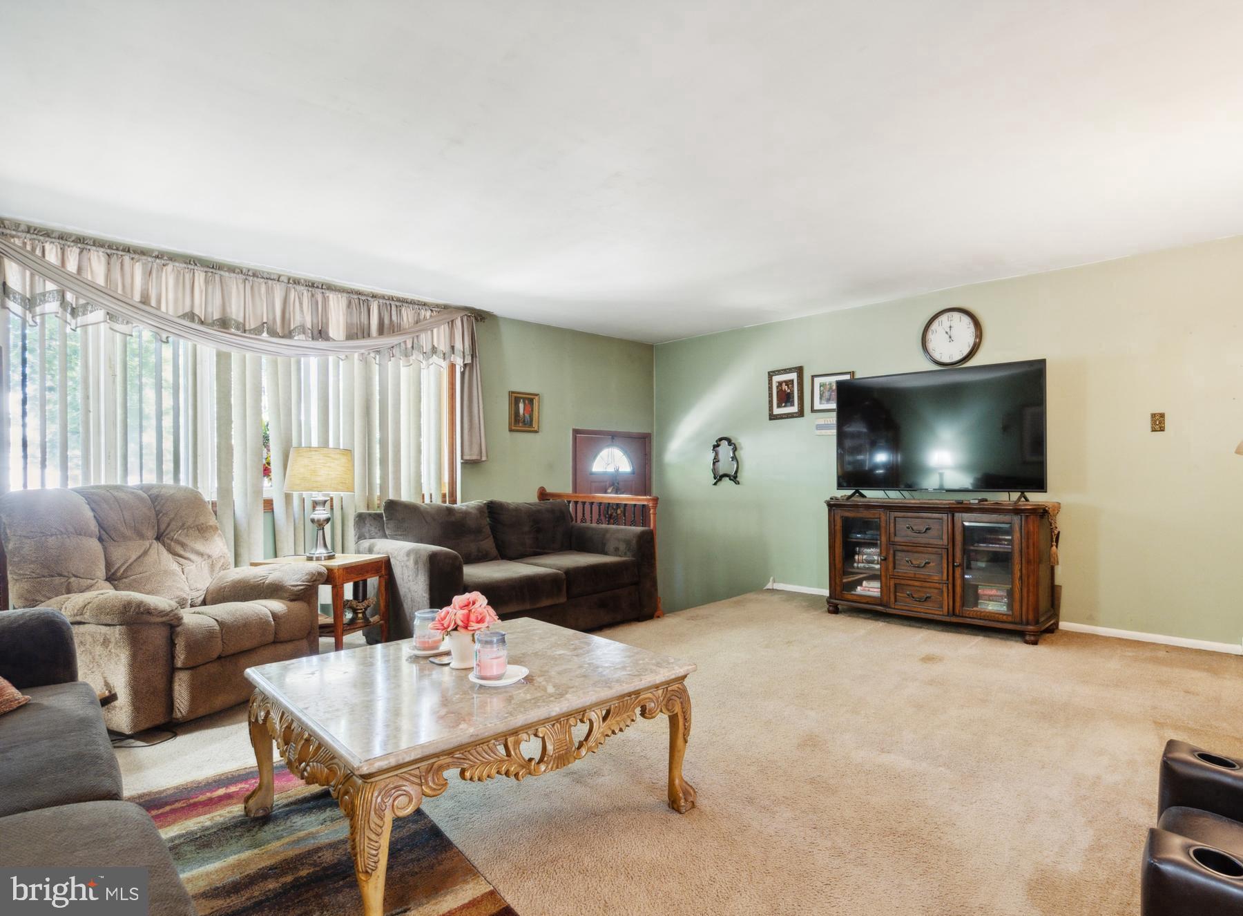 10215 North Canterbury Road Philadelphia, PA 19114 - Photo 3 of 20 Gallery Image 3