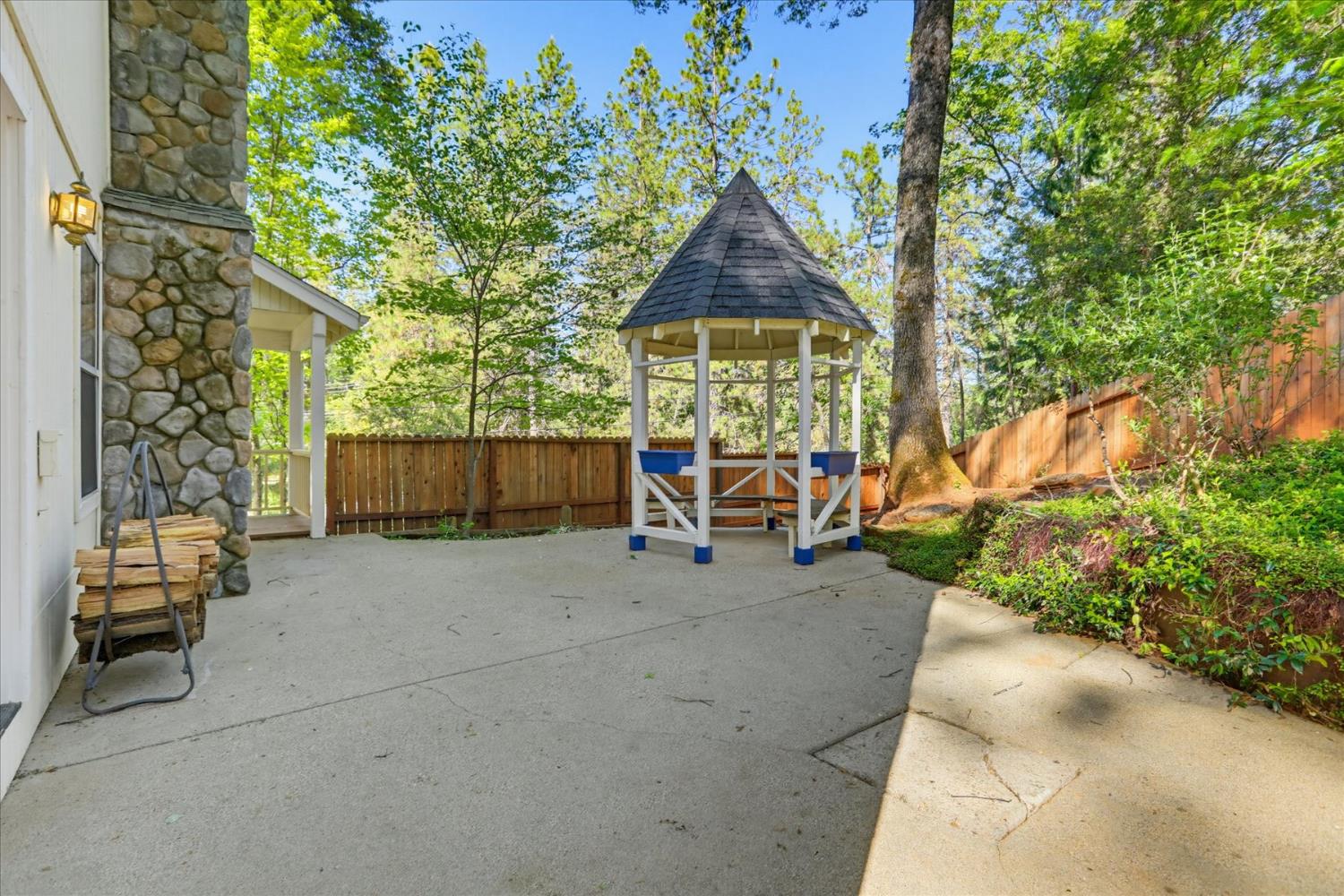 21324 Oak Ridge Drive Grass Valley, CA 95945 - Photo 23 of 32 a view of a street with sitting area