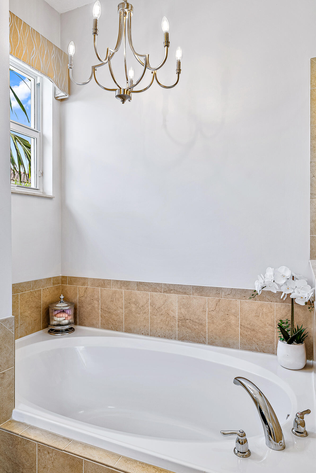 123 Behring Way Jupiter, FL 33458 - Photo 22 of 59 Primary Suite Tub