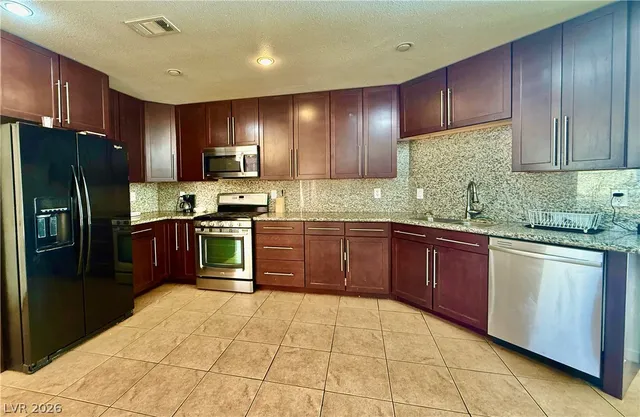 $2,200 | 6717 Silvery Avenue, Las Vegas, NV 89108