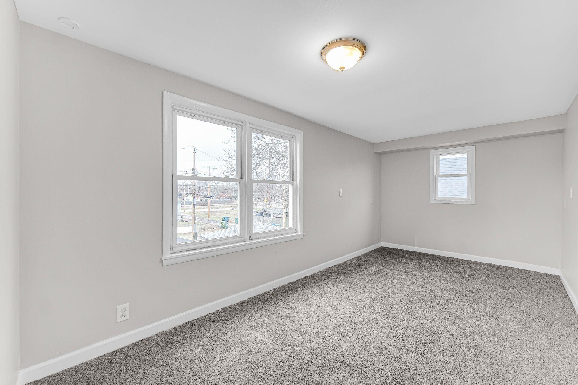 6220 Garfield Avenue Hammond, IN 46324 - Photo 14 of 20 an empty room with windows and window