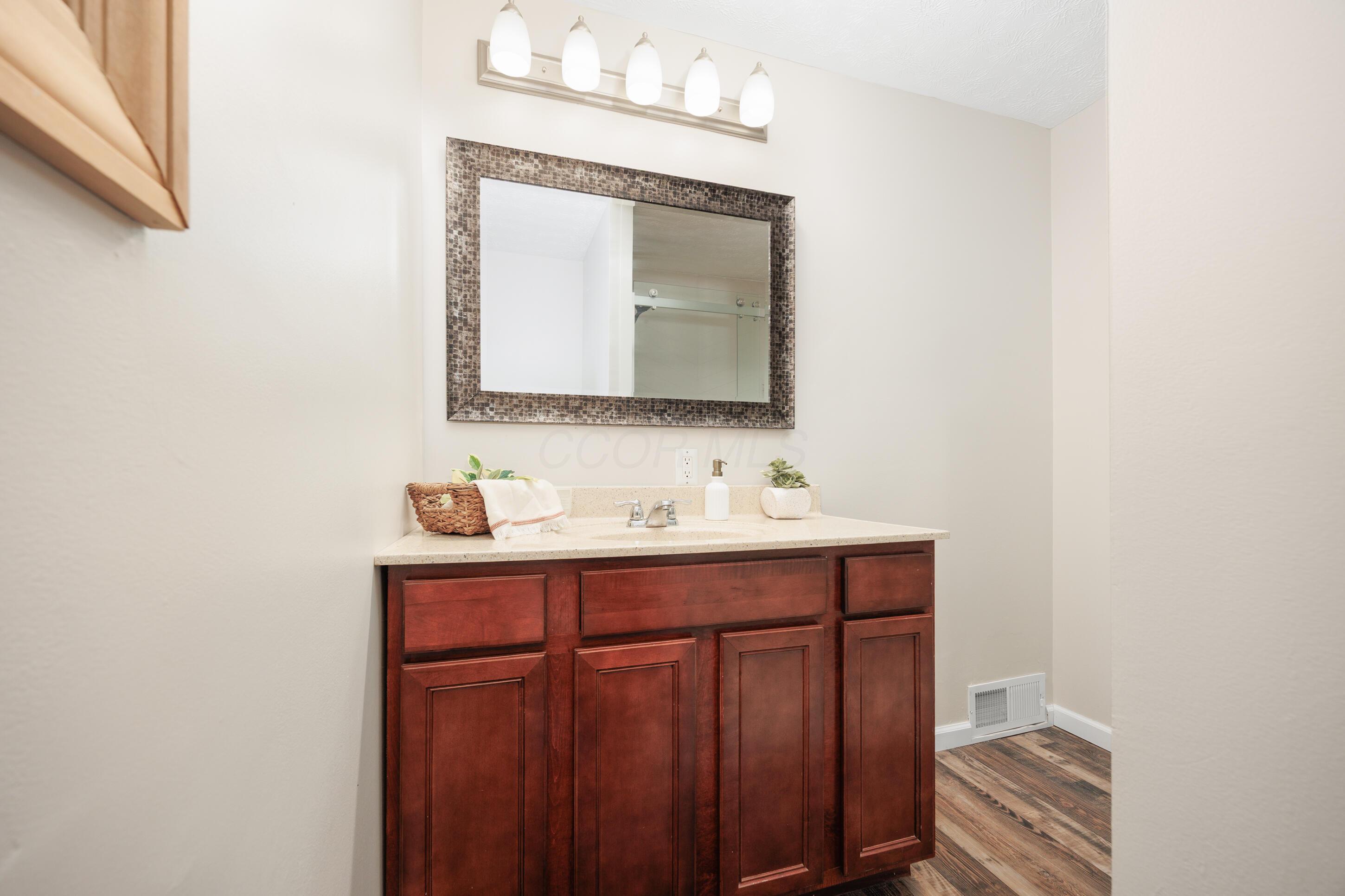 1366 Dyer Road Grove City, OH 43123 - Photo 28 of 49 Full Bathroom