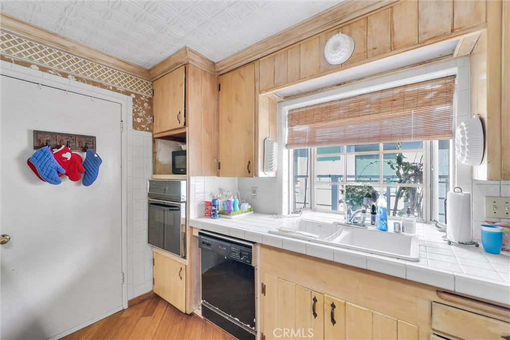 440 Cabrillo Street Costa Mesa, CA 92627 - Photo 17 of 36 a kitchen with a stove a sink and a refrigerator