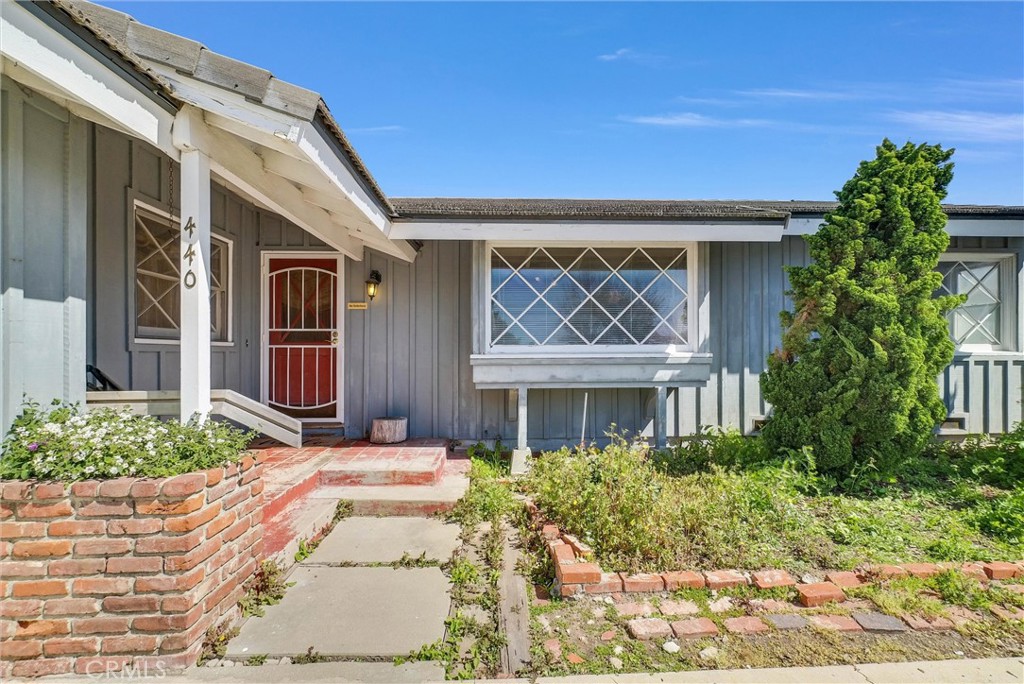 440 Cabrillo Street Costa Mesa, CA 92627 - Photo 4 of 36 a front view of a house with garden