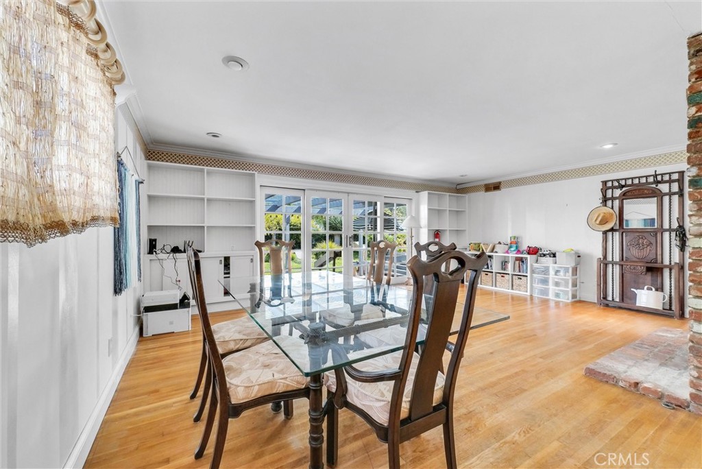 440 Cabrillo Street Costa Mesa, CA 92627 - Photo 10 of 36 a dining room with furniture and entryway
