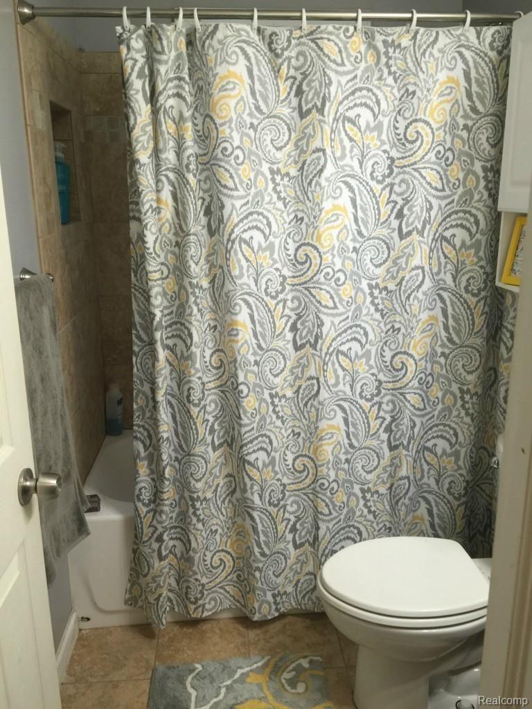 2122 Highfield Road Waterford, MI 48329 - Photo 18 of 29 Ceramic tiled shower and floor
