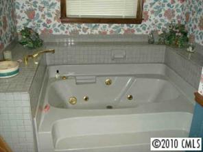 9800 Surrey Road Charlotte, NC 28227 - Photo 6 of 8 a bathroom with a bathtub