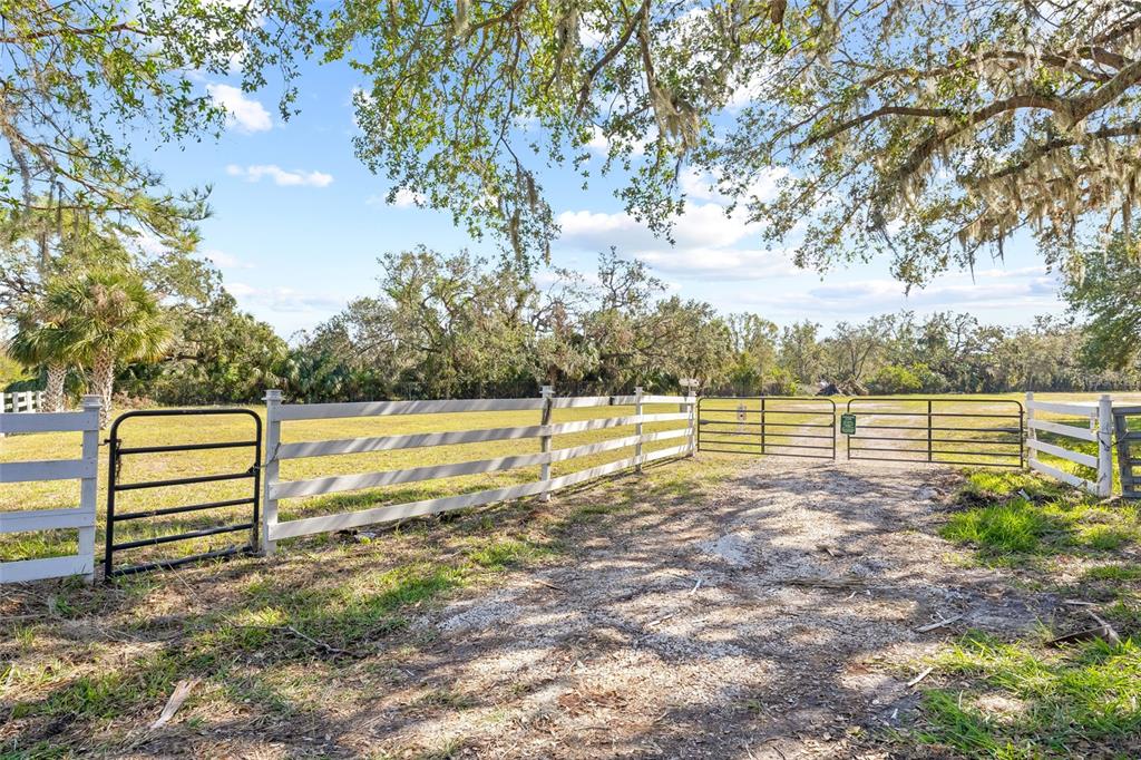 2312 West Shell Point Road Ruskin, FL 33570 - Photo 14 of 43 a view of a yard with wooden fence