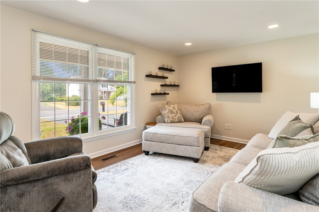 706 Close Circle Webster, NY 14580 - Photo 6 of 30