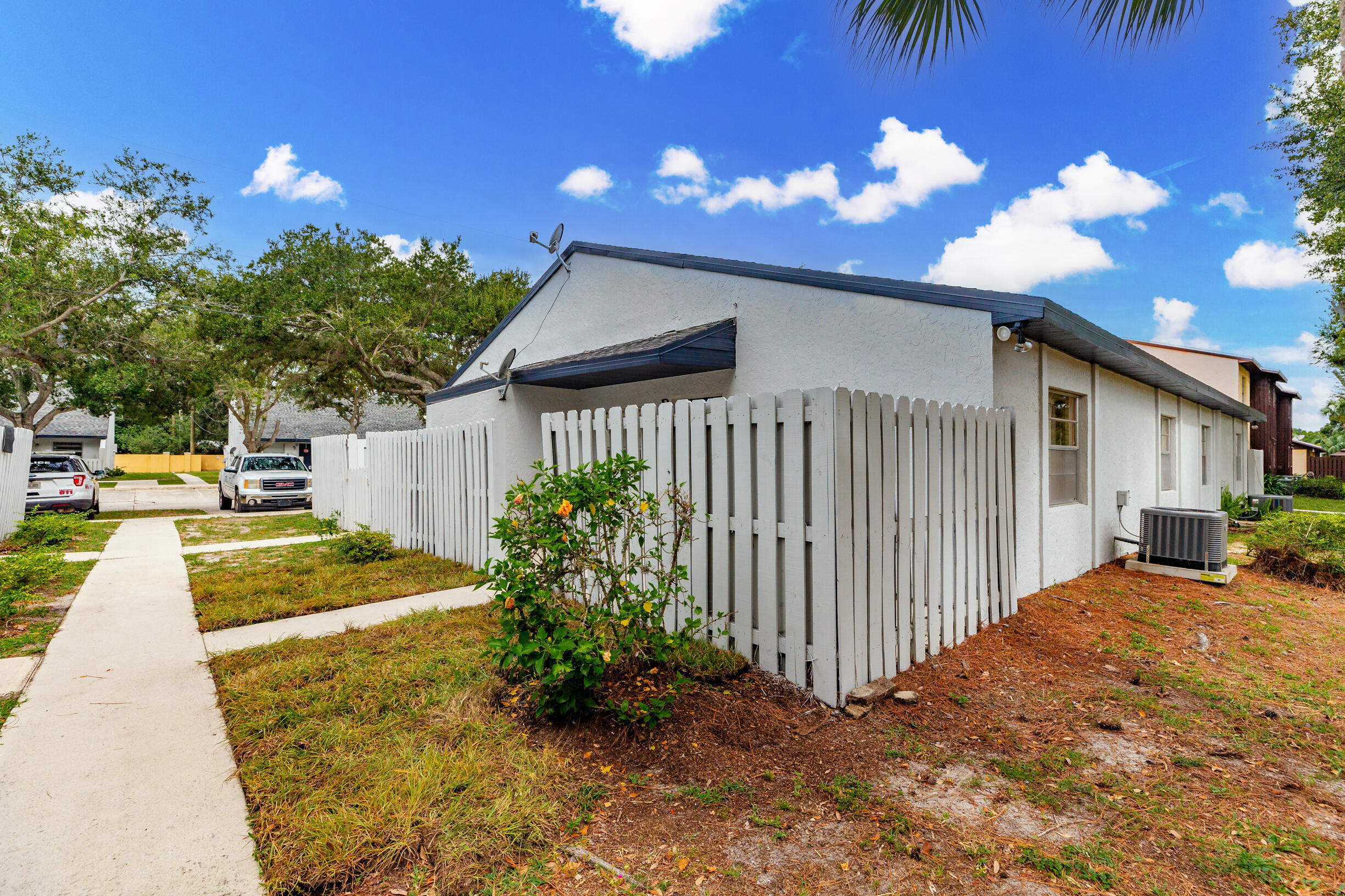 2007 Oleander Boulevard, Unit D Fort Pierce, FL 34950 - Photo 4 of 41 240822_BlaisMedia&Marketing_Blais_2007Ol