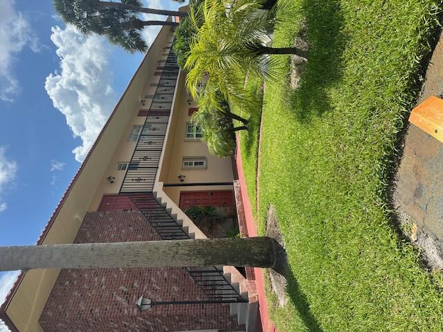 a view of a house with backyard and garden