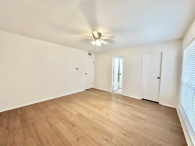 an empty room with fan and a ceiling fan