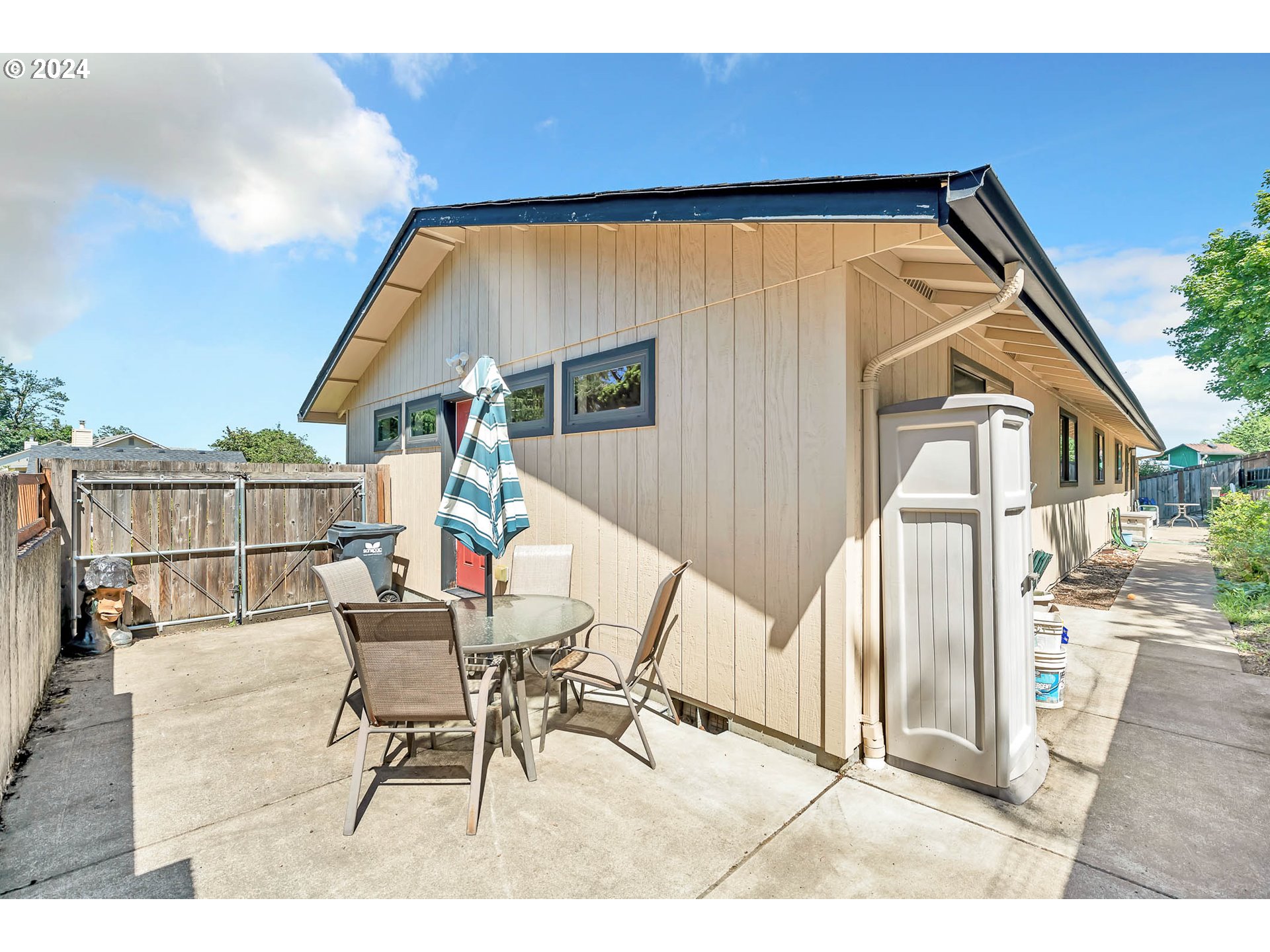 797 Prescott Lane Springfield, OR 97477 - Photo 39 of 43 a backyard of a house with table and chairs