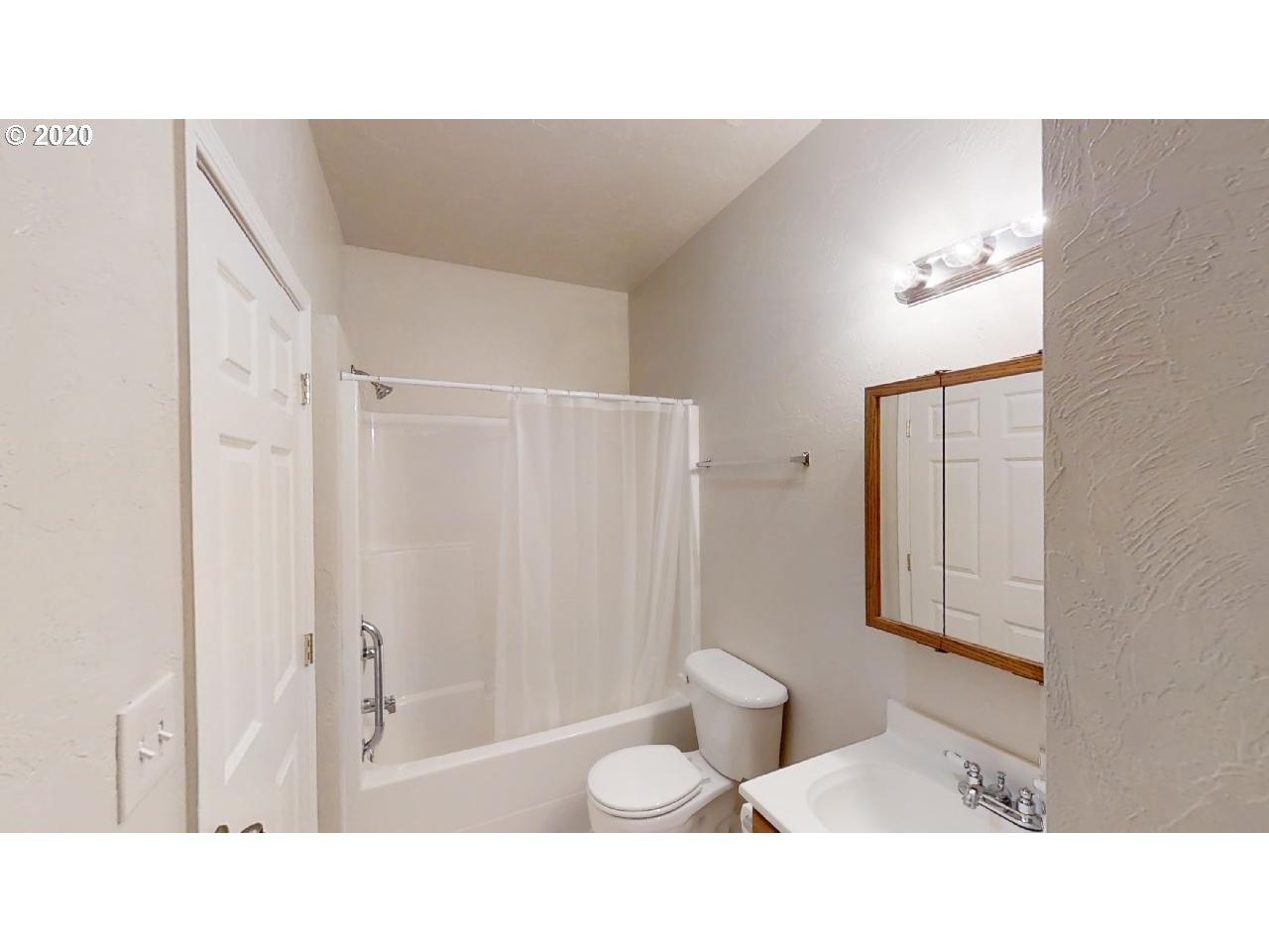 340 Kalapuya Way Cottage Grove, OR 97424 - Photo 18 of 20 a open living room with a toilet and a shower
