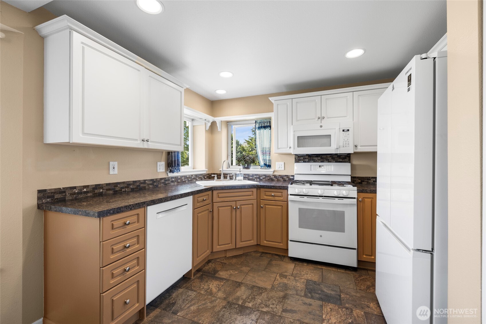 306 South 28th Street Mount Vernon, WA 98274 - Photo 11 of 40