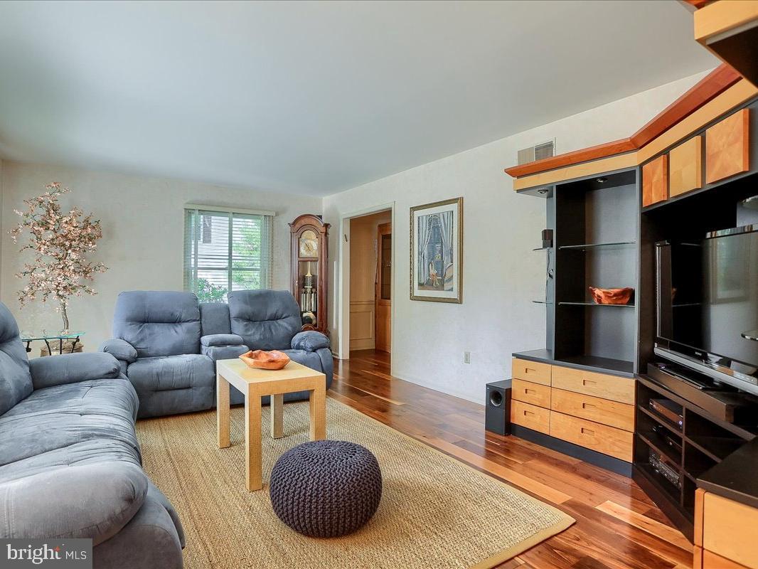4470 Nantucket Road Harrisburg, PA 17112 - Photo 4 of 26 Living room