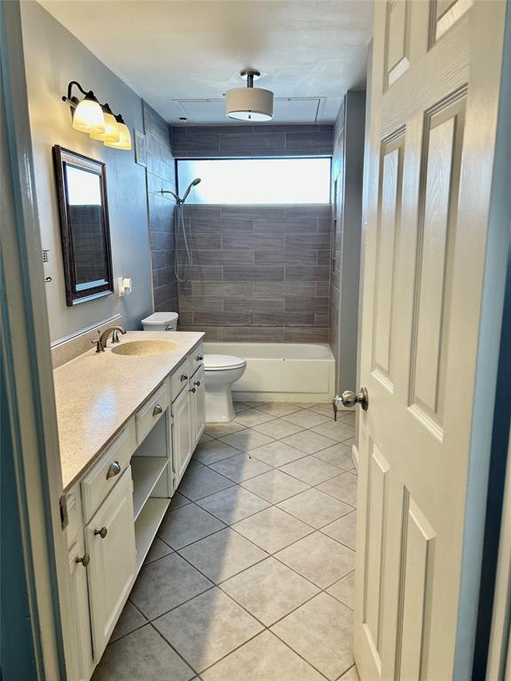 5859 Frankford Road, Unit 803 Dallas, TX 75252 - Photo 12 of 21 a bathroom with a double vanity sink a mirror and a bathtub