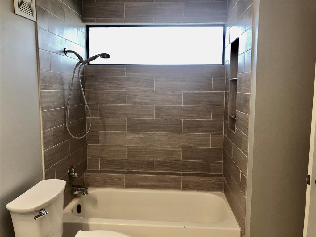 5859 Frankford Road, Unit 803 Dallas, TX 75252 - Photo 14 of 21 a bathroom with a bathtub