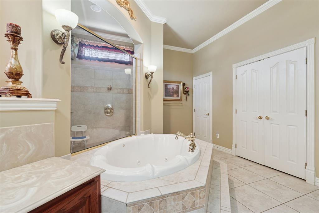 2308 Kella Court Haslet, TX 76052 - Photo 22 of 40 a bathroom with a bathtub and a sink