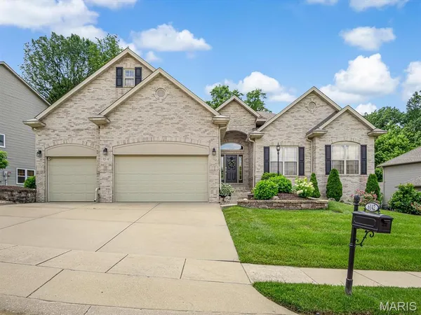 $575,000 | 6142 Stone Wolfe Drive, Glen Carbon, IL 62034