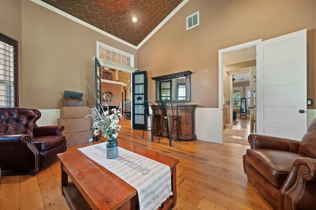 a view of a backyard