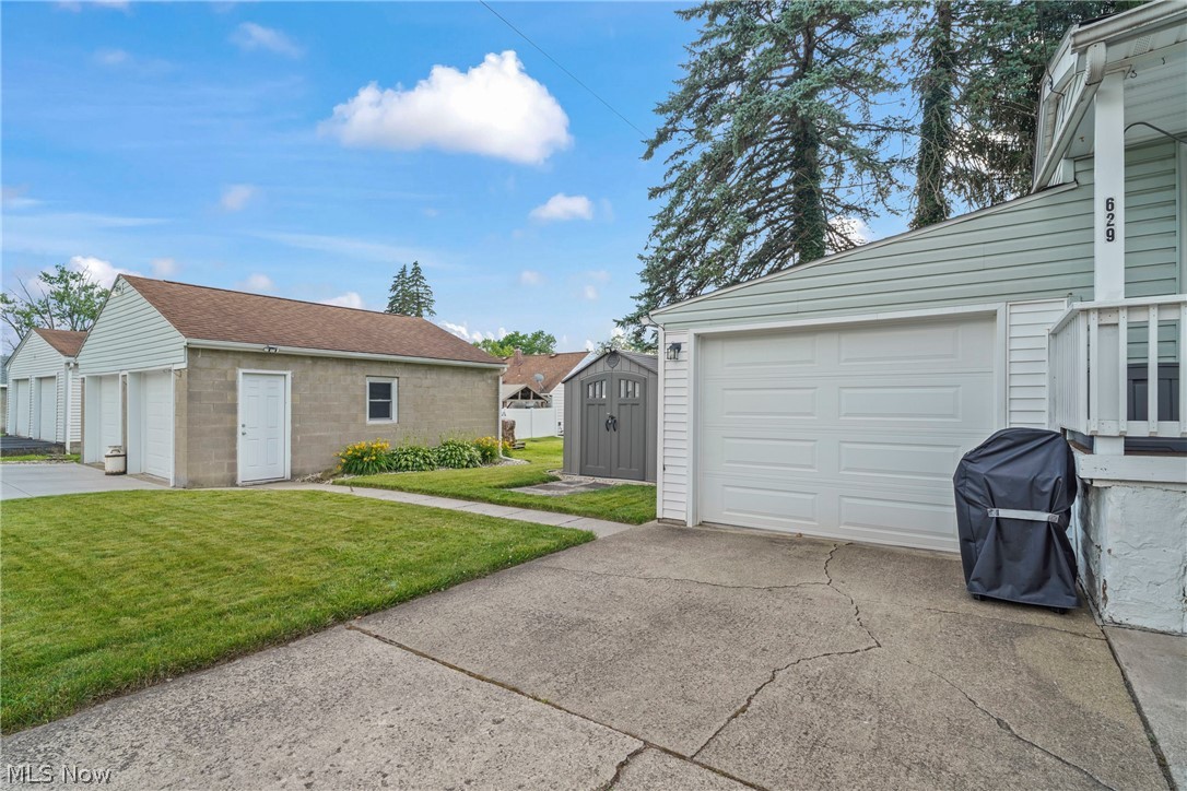 629 Clinton Street Niles, OH 44446 - Photo 20 of 50 Single car attached garage + shed + double car detached garage