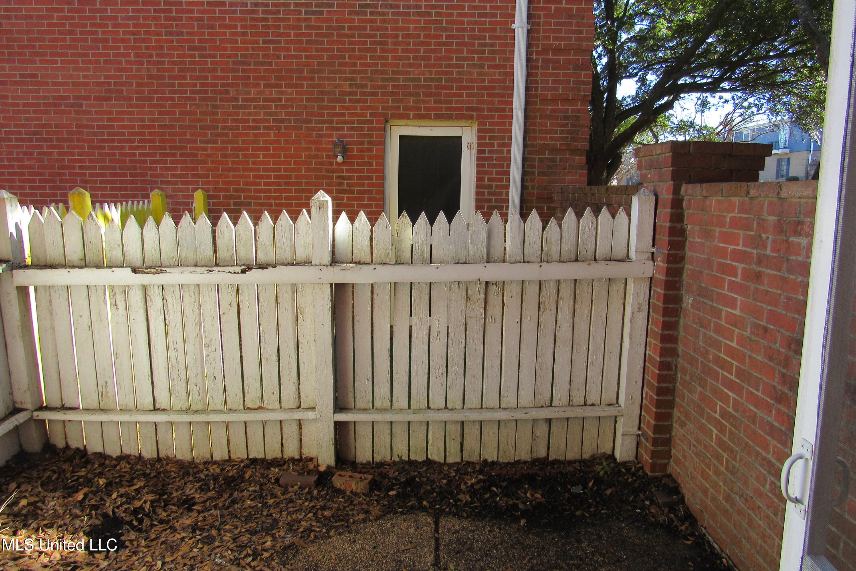 914 Morningside Street, Unit A2 Jackson, MS 39202 - Photo 5 of 17 079CB2A1-197C-4C22-ACEA-C17BDBDD66FB