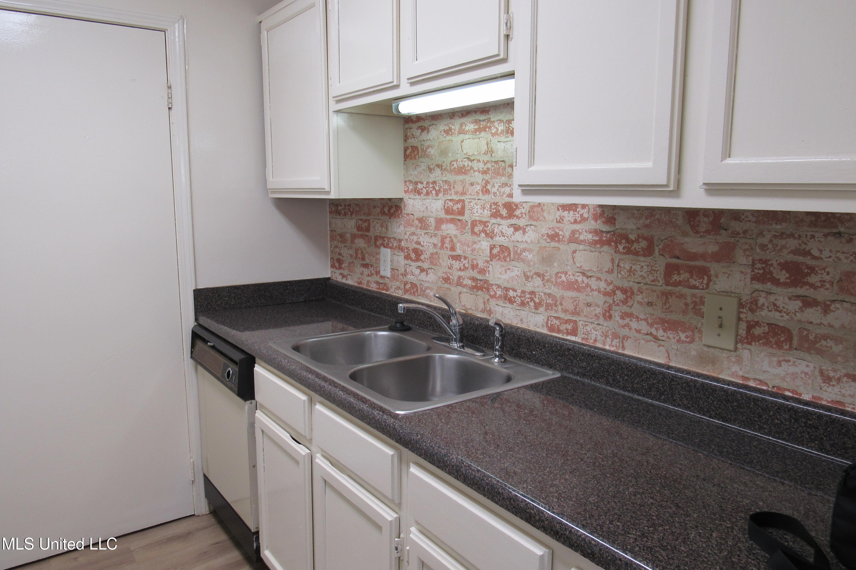 914 Morningside Street, Unit A2 Jackson, MS 39202 - Photo 8 of 17 EE410901-E204-456B-A50D-0151BA15BF2B