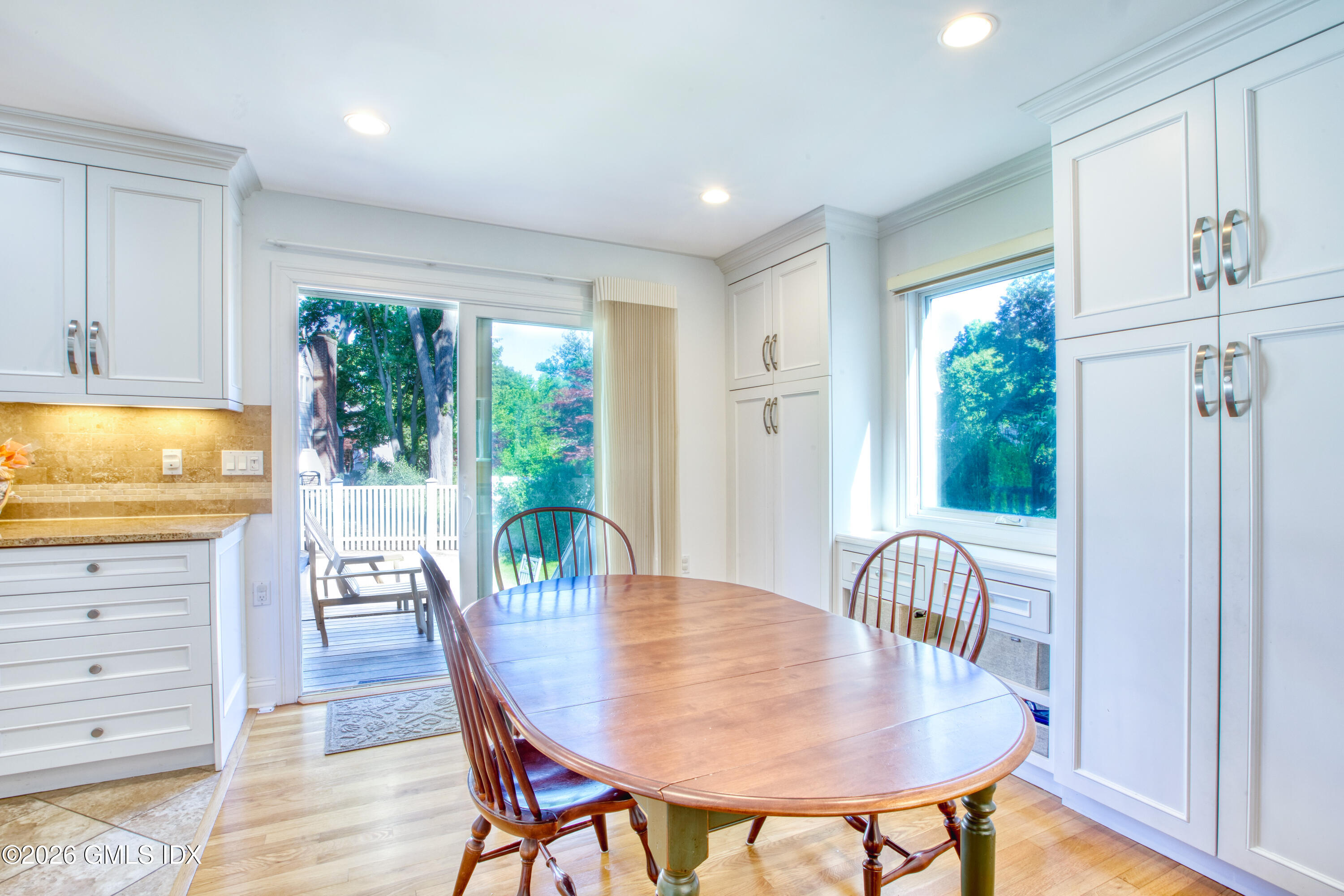 25 Weston Hill Road Riverside, CT 06878 - Photo 8 of 26 Breakfast area