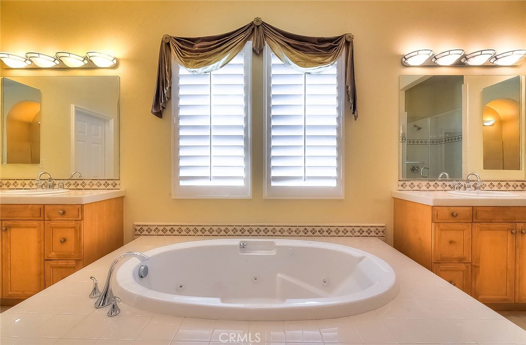 16861 Ridge Cliff Drive Riverside, CA 92503 - Photo 40 of 75 Primary Bathroom