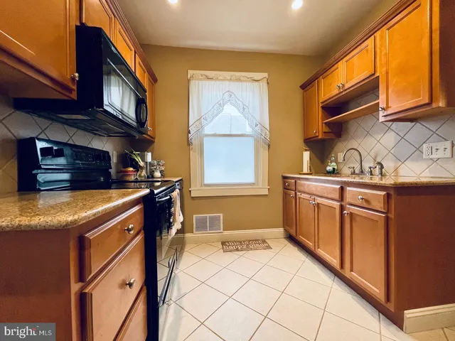 $1,800 | 2410 Cleveland Avenue, Reading, PA 19609