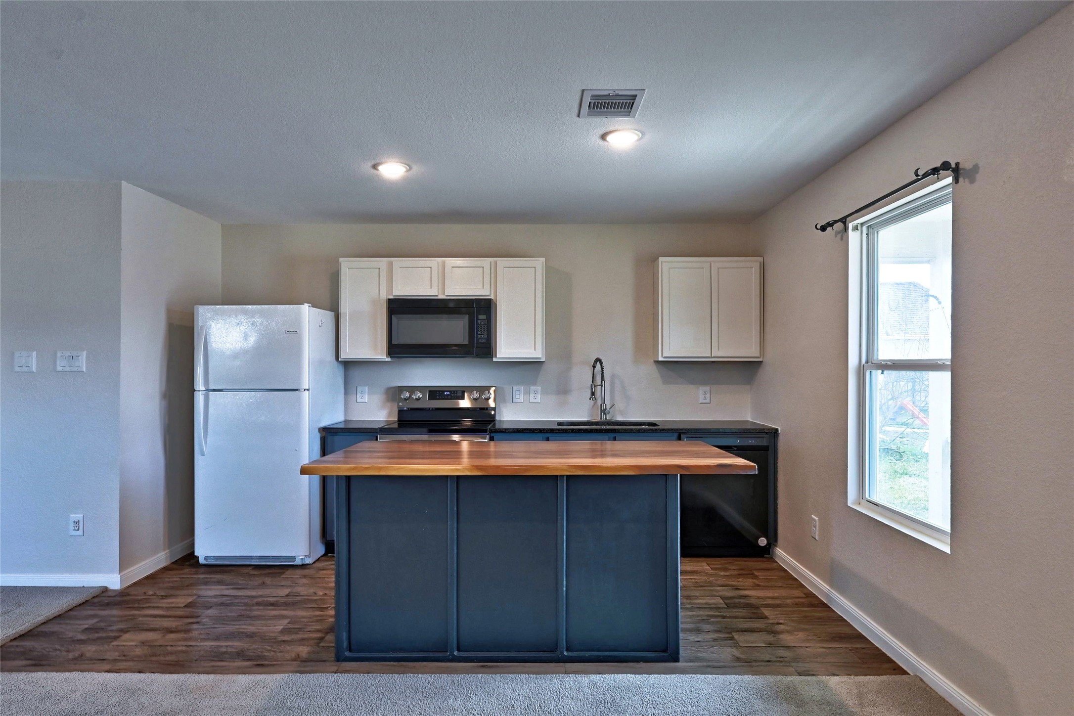 16623 Colleen Place Conroe, TX 77306 - Photo 10 of 44 Beautiful custom breakfast bar.