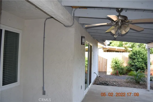 a view of a back yard