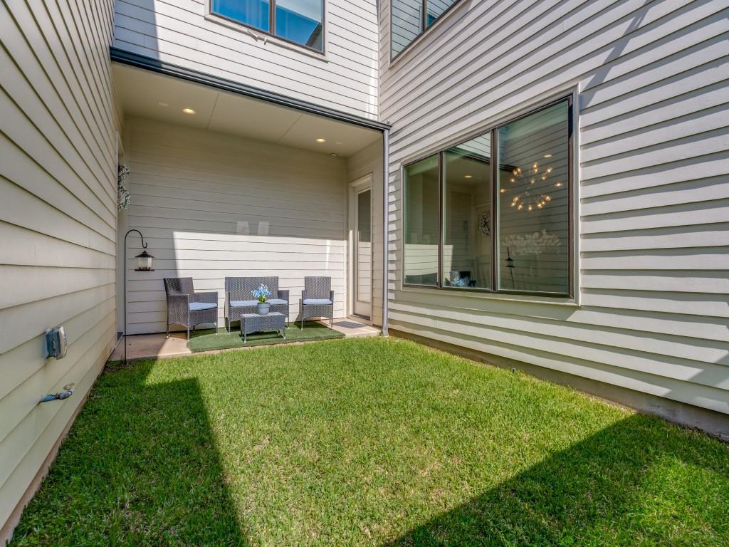 732 West 7th Street Dallas, TX 75208 - Photo 24 of 25 Private outdoor patio featuring a grassy area