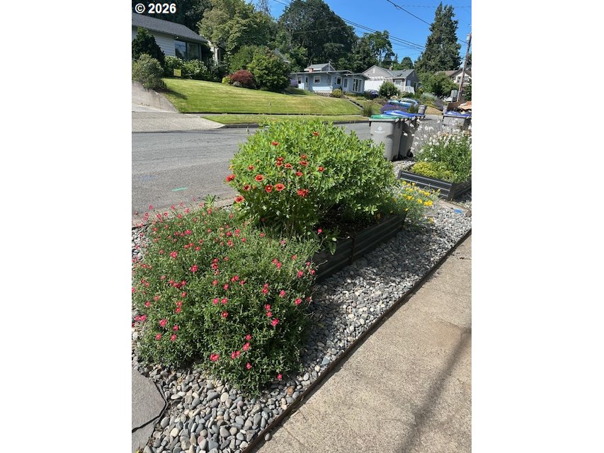 1028 Cascade Avenue Hood River, OR 97031 - Photo 31 of 33 a view of a garden